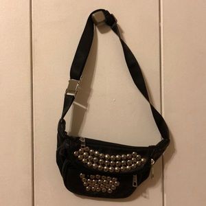 DEENA & OZZY Studded fanny pack